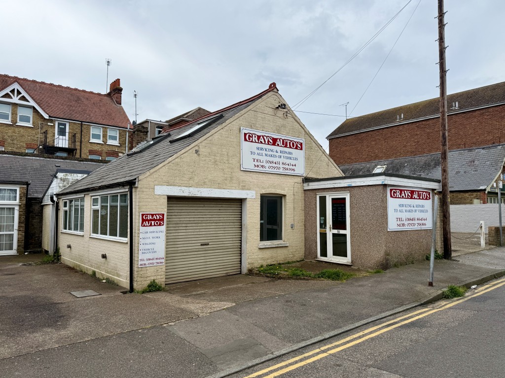 Lot: 30 - GARAGE WITH LIVING ACCOMMODATION AND LAPSED PLANNING - View from road